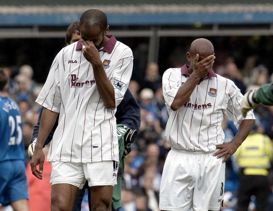 Frederic Kanoute e Trevor Sinclair reagiscono dopo la retrocessione del West Ham nel 2003