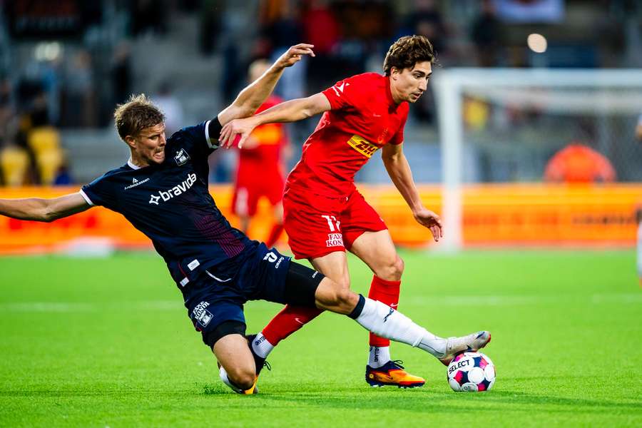 AGF's Frederik Tingager reaches the ball ahead of FC Norsjaellands Alexander Lind
