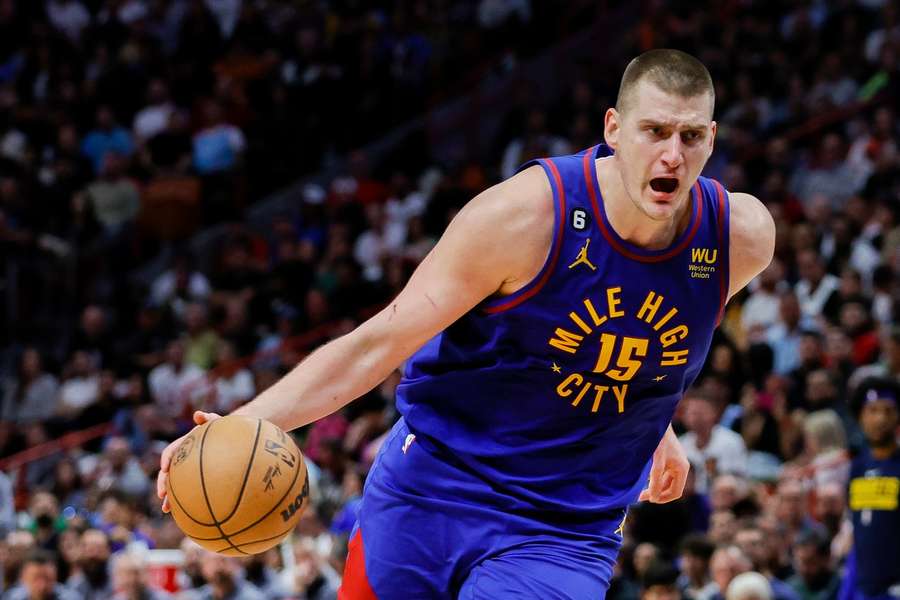 Nikola Jokic vem novamente em ótima temporada com a camisa dos Nuggets