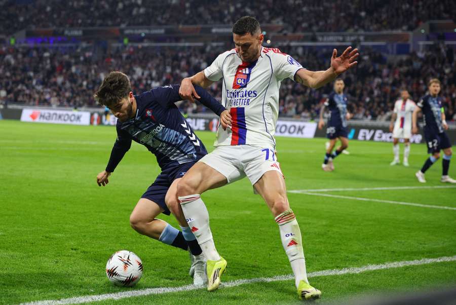 Yaremchuk do Lyon, tenta dominar a bola