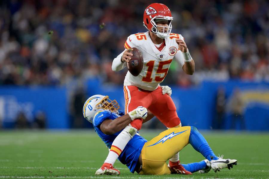 Patrick Mahomes foi caçado pela defesa de Los Angeles no primeiro tempo