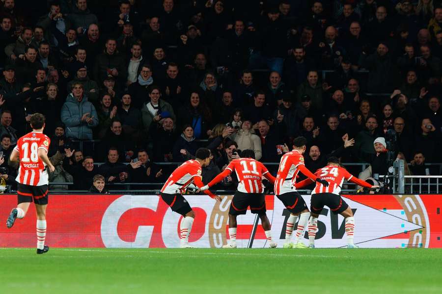Los jugadores del PSV celebran tras un gol