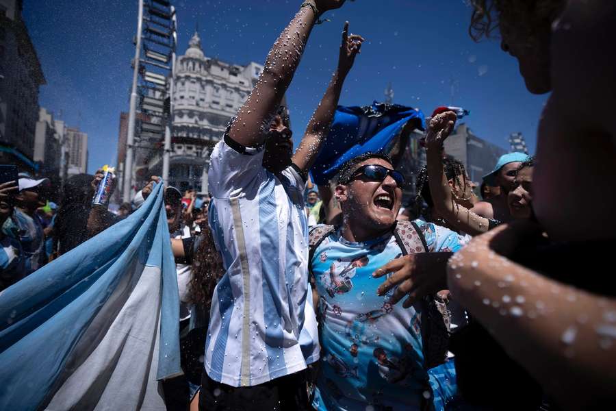 Modrobílá euforie v argentinských ulicích. Třetí světový titul Albiceleste slaví davy lidí