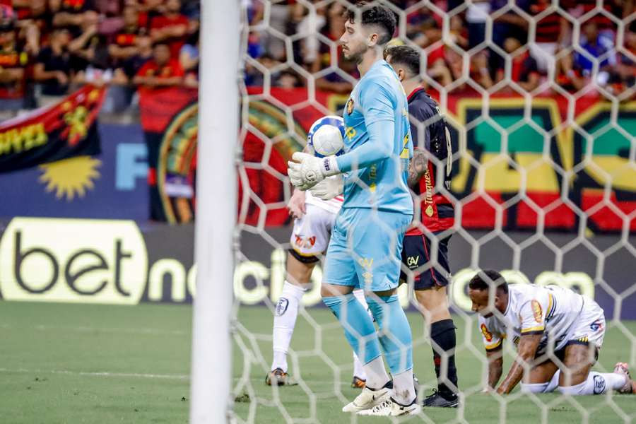 O goleiro leonino Caíque nada pôde fazer