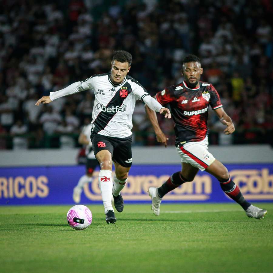 Coutinho perdeu a melhor chance do Vasco no primeiro tempo