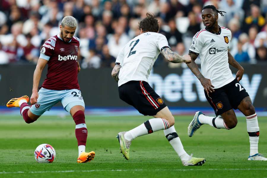 West Ham United's Algerian midfielder Said Benrahma (L) shoots to score his side's winner