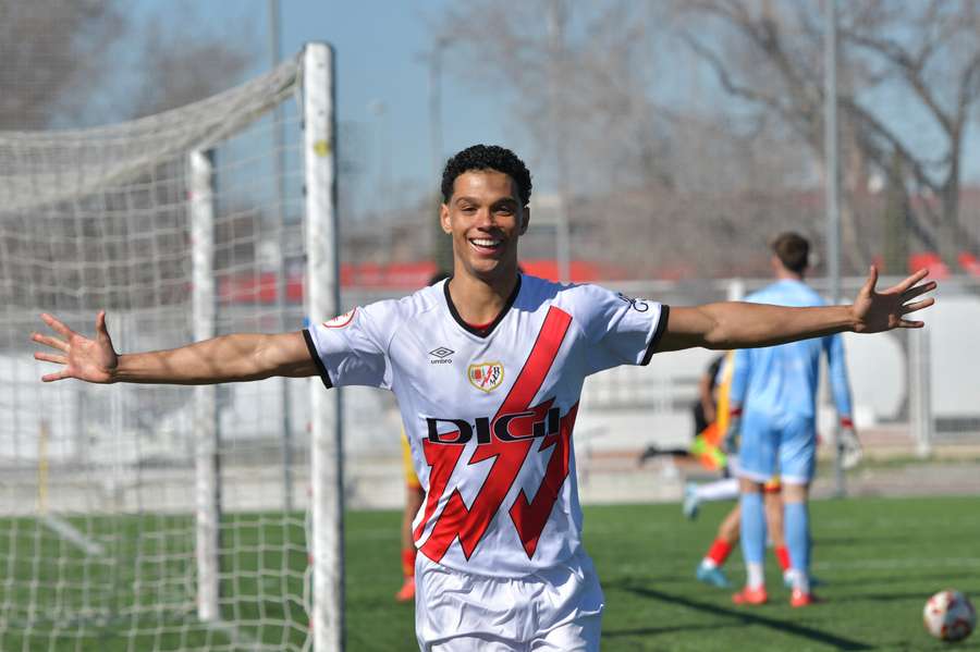 Etienne Eto'o celebra su primer gol contra el Collado Villalba