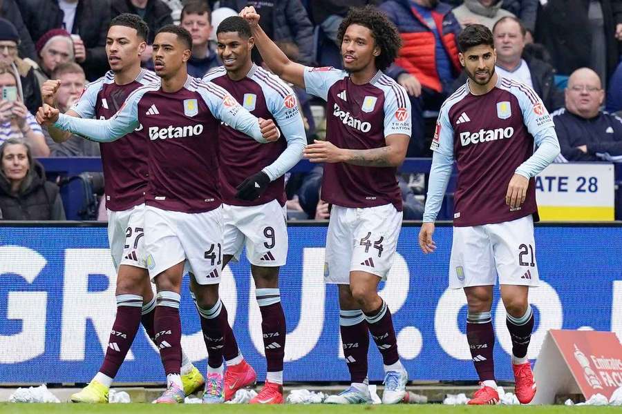 Aston Villa sa teší z postupu medzi štyri najlepšie tímy FA Cupu.