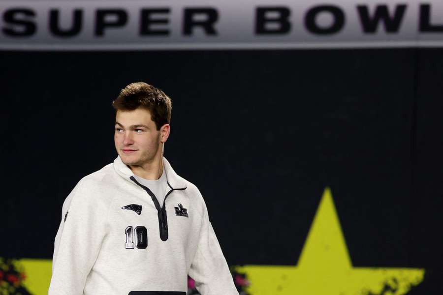 Drake Maye dei Patriots durante la serata d'apertura del Super Bowl LX