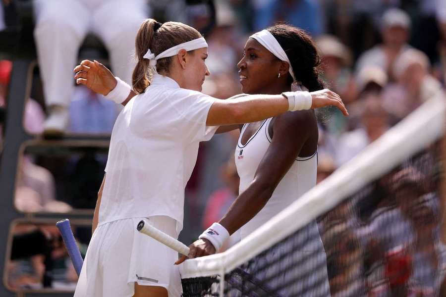 Coco Gauffová a Karolína Muchová u sítě po wimbledonském semifinále.