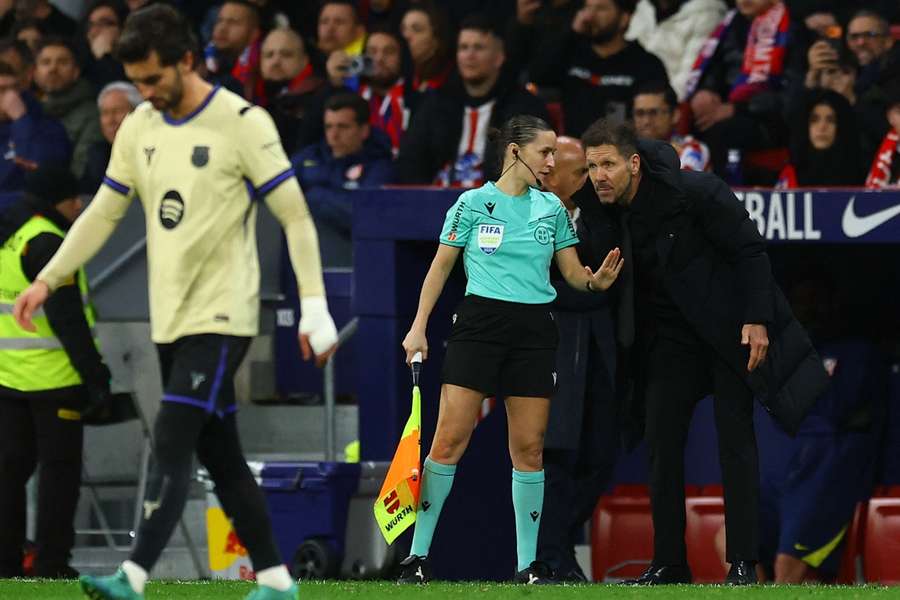 Diego Pablo Simeone habla con Guadalupe Porras en el partido ante el Barcelona