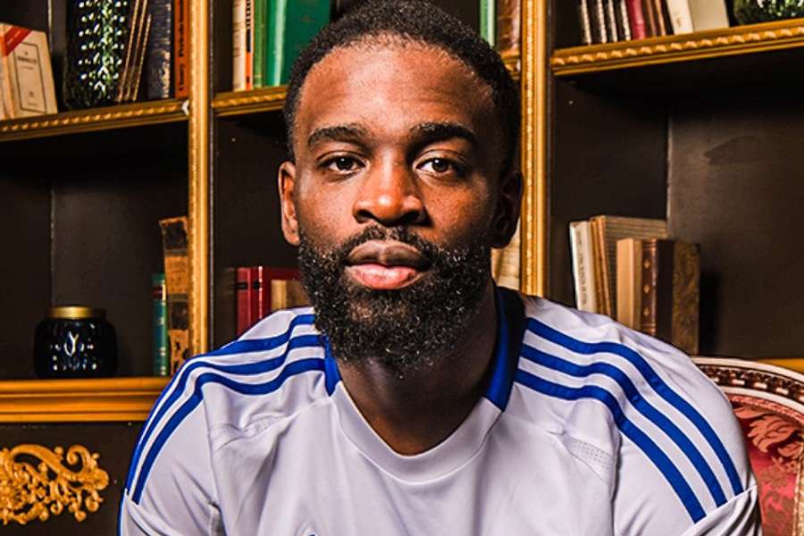 Jonathan Ikoné com a camisola do Como