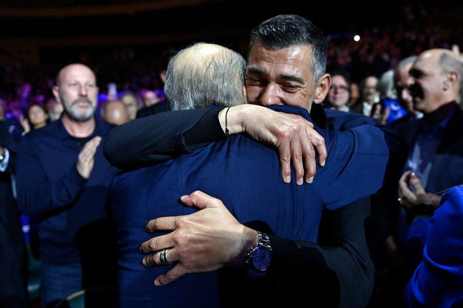 Sérgio Conceição foi ao Coliseu abraçar um amigo Sérgio Conceição foi ao Coliseu abraçar um amigo