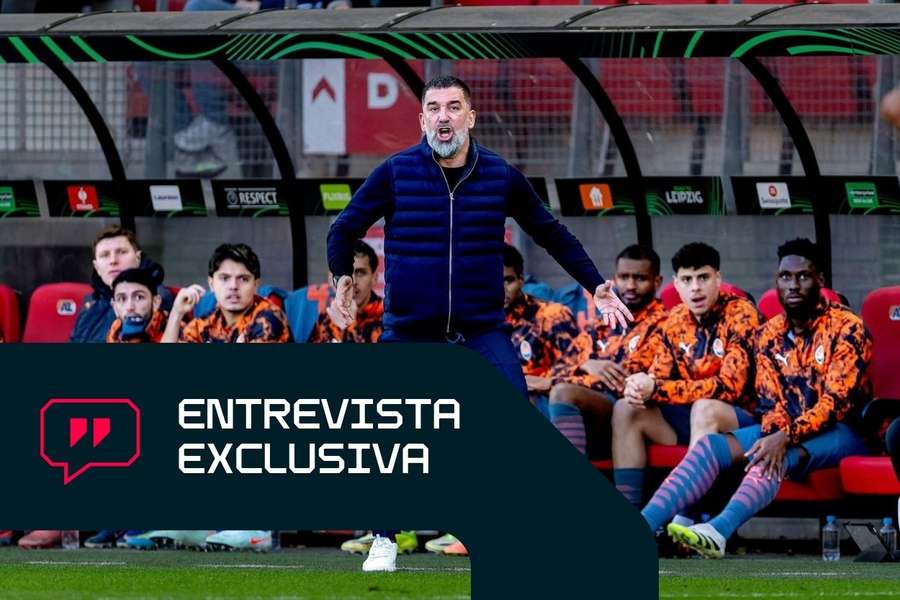 Arda Turan dirigiendo al Shakhtar contra el AZ.