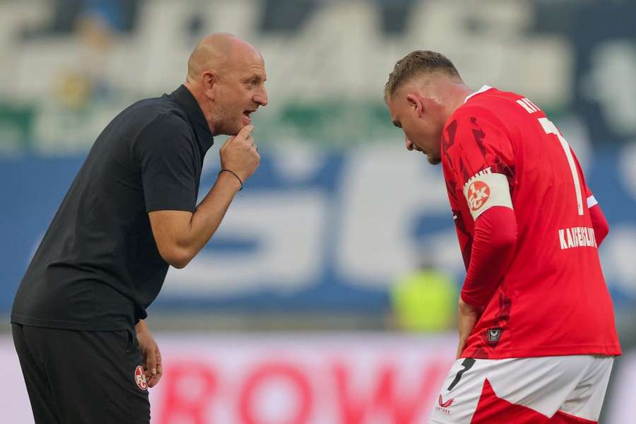 Kaiserslautern-Trainer Torsten Lieberknecht im Gespräch mit seinem Kapitän Marlon Ritter