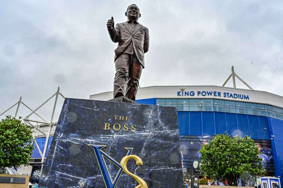 Eine Statue von Vichai Srivaddhanaprabha wurde vor dem Stadion der Foxes errichtet.