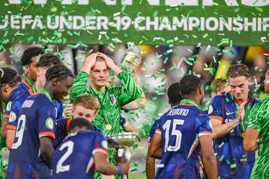 Joeri Heerkens (v zeleném) uprostřed konfet pro šampiony.