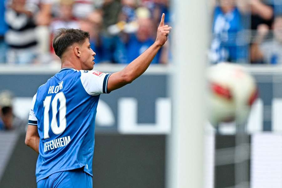 Adam Hložek rozhodl dvěma góly o výhře Hoffenheimu nad Stuttgartem. Adam Hložek rozhodl dvěma góly o výhře Hoffenheimu nad Stuttgartem.