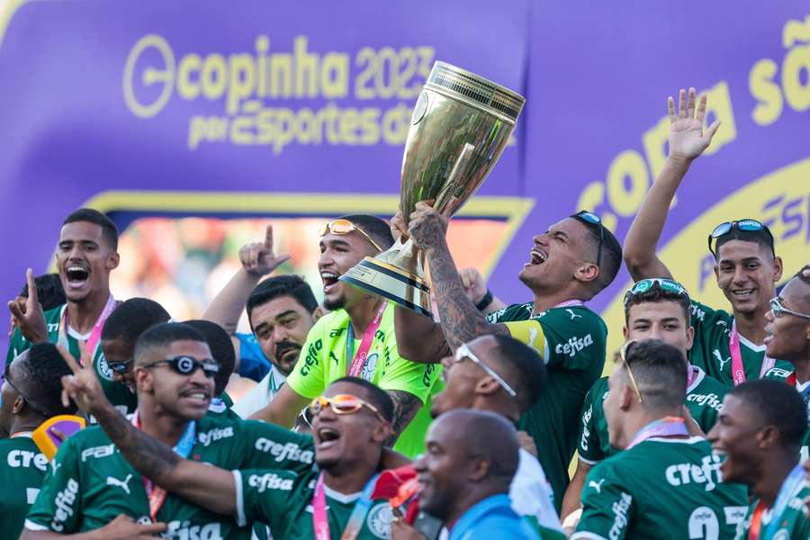 Palmeiras ergue a taça da Copinha pelo segundo ano seguido