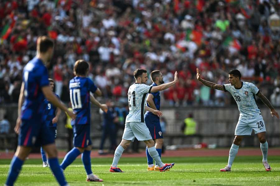 Jota e Cancelo celebram um golo contra a Croácia em junho de 2024