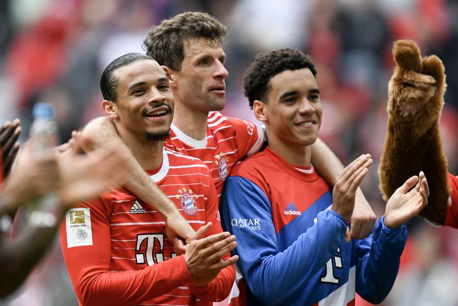 Thomas Müller (mi.) umarmt seine Teamkollegen Leroy Sané (li.) und Jamal Musiala (re.) 