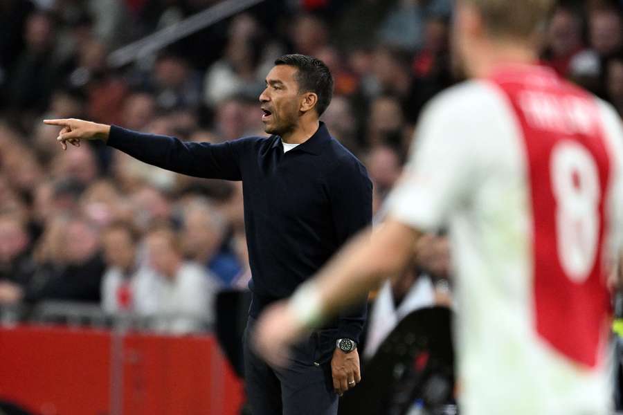 Van Bronckhorst zag zijn ploeg hard onderuit gaan in de Johan Cruijff ArenA