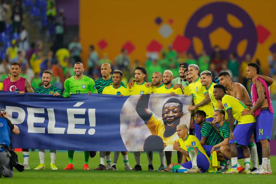 Jogadores do Brasil homenageiam Pelé após vitória nas oitavas