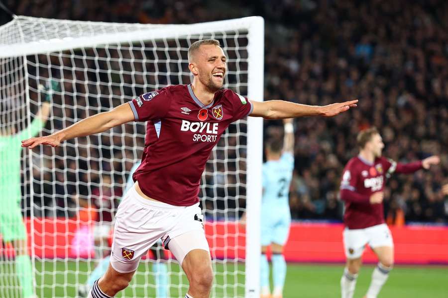 Radost Tomáše Součka po trefě proti Burnley. Radost Tomáše Součka po trefě proti Burnley.