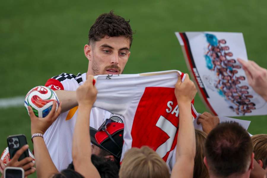 Kai Havertz beim Autogramme schreiben nach dem Training in Winston-Salem