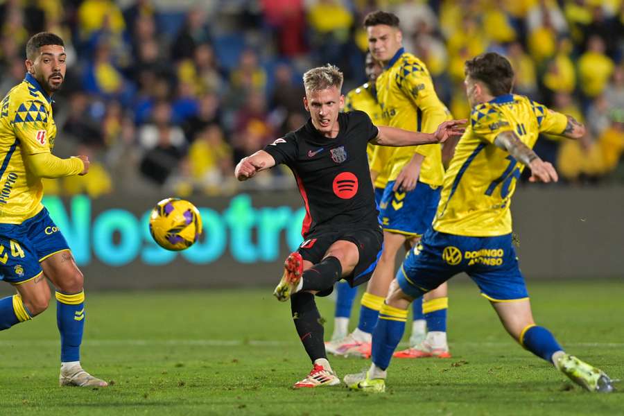 Dani Olmo, en el momento de disparar el que sería el 0-1