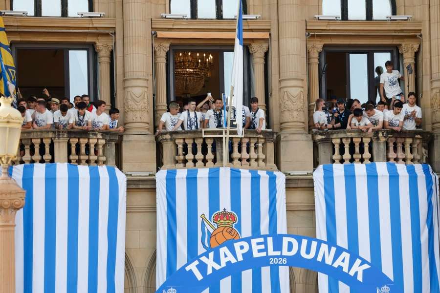 Los jugadores de la Real Sociedad celebran el título de Copa en el ayuntamiento de San Sebastián