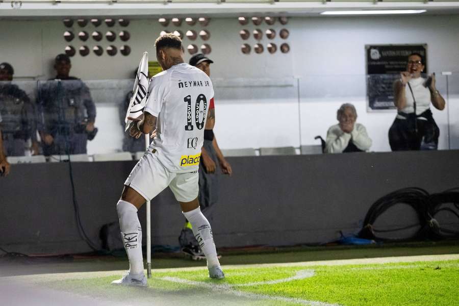 Neymar celebrou na bandeirinha como Vinícius Júnior Neymar celebrou na bandeirinha como Vinícius Júnior