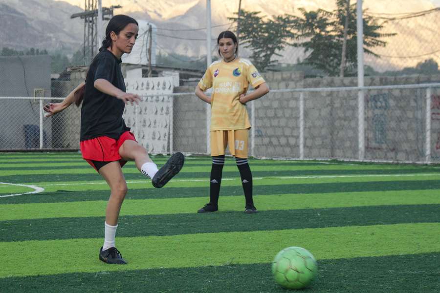 Dos chicas juegan al fútbol. Dos chicas juegan al fútbol.
