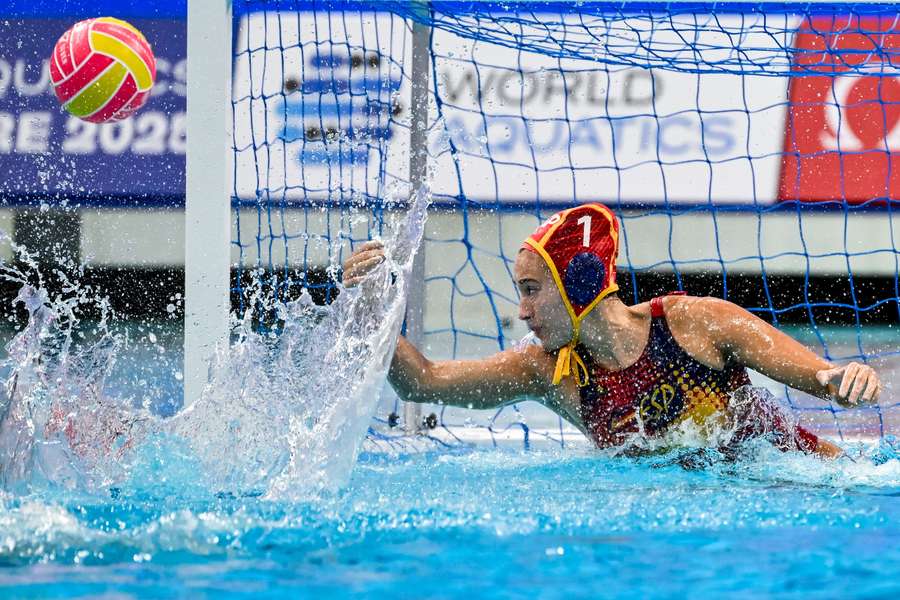 Martina Terré evita un gol contra España