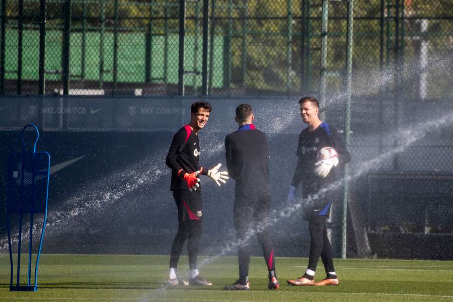 Szczesny (vpravo) byl dopsán na soupisku Barcelony pro Ligu mistrů.