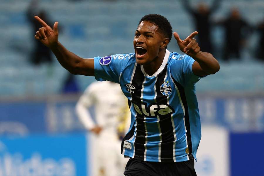 Gremio vence con lo justo.