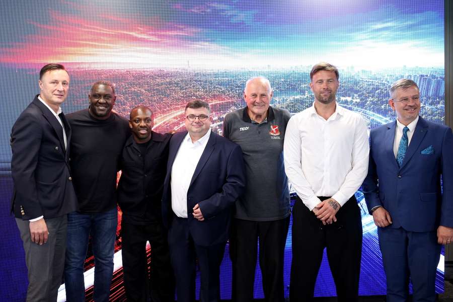 Shaun Wright-Phillips (3L) i Emile Heskey (2L), Adam Strzyżewski (C), Waldemar Bojarun (P), Jan Tomaszewski (3P), Artur Boruc (2P) i Tomasz Hajto (L). Shaun Wright-Phillips (3L) i Emile Heskey (2L), Adam Strzyżewski (C), Waldemar Bojarun (P), Jan Tomaszewski (3P), Artur Boruc (2P) i Tomasz Hajto (L).