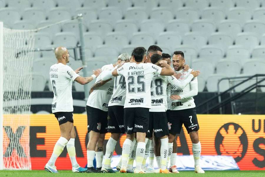 Jogadores do Corinthians comemoram vitória sobre o Vasco, na Neo Química Arena