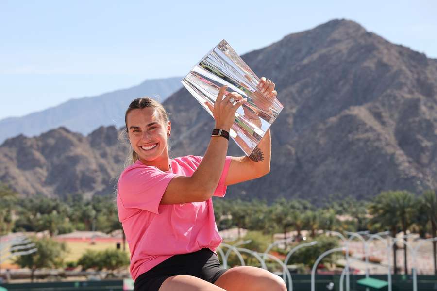 Aryna Sabalenka, cu trofeul de campioană după ce a învins-o pe Elena Rybakina în finala de la Indian Wells