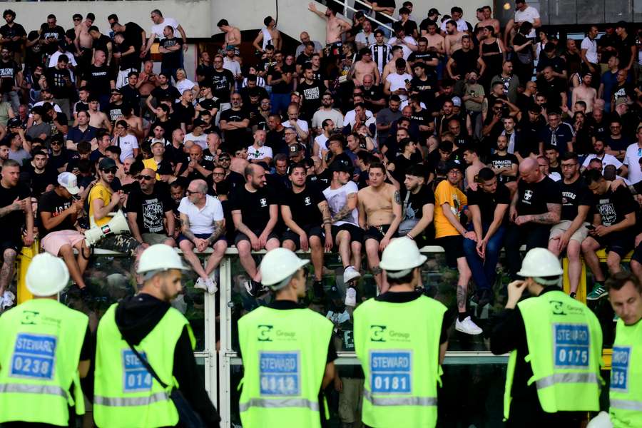 I tifosi bianconeri sulla balaustra per protesta I tifosi bianconeri sulla balaustra per protesta