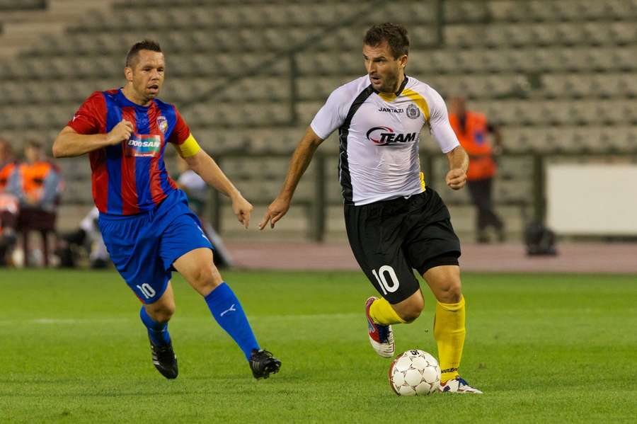 Ivan Leko (vpravo) jako hráč Lokerenu v zápase play-off Evropské ligy. Vlevo Pavel Horváth v dresu Plzně. Ivan Leko (vpravo) jako hráč Lokerenu v zápase play-off Evropské ligy. Vlevo Pavel Horváth v dresu Plzně.