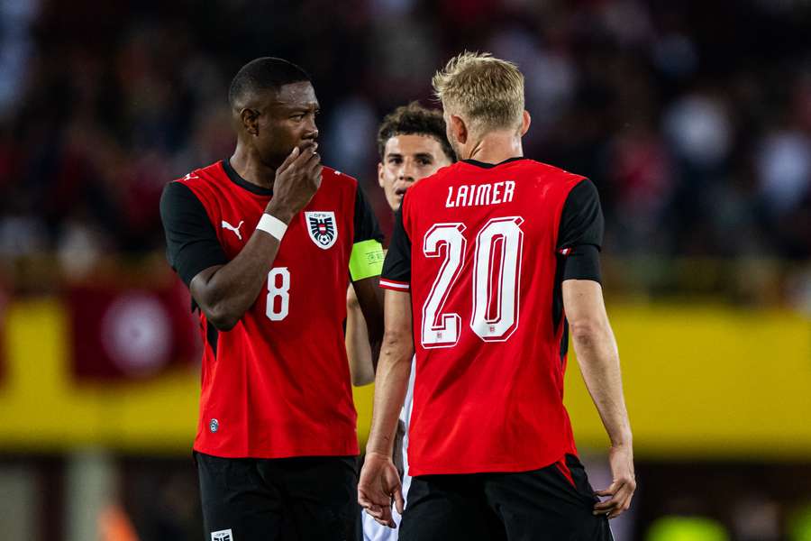 Konrad Laimer échange avec David Alaba après l’expulsion du milieu autrichien lors du match amical entre l’Autriche et la Tunisie, le 1er juin 2026 à l’Ernst-Happel-Stadion de Vienne.