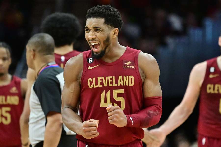 Fenomenální Mitchell nastřílel v NBA 71 bodů, zářili také Thompson a LeBron James