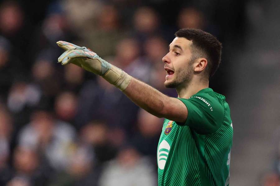 Joan García da órdenes a los suyos Joan García da órdenes a los suyos