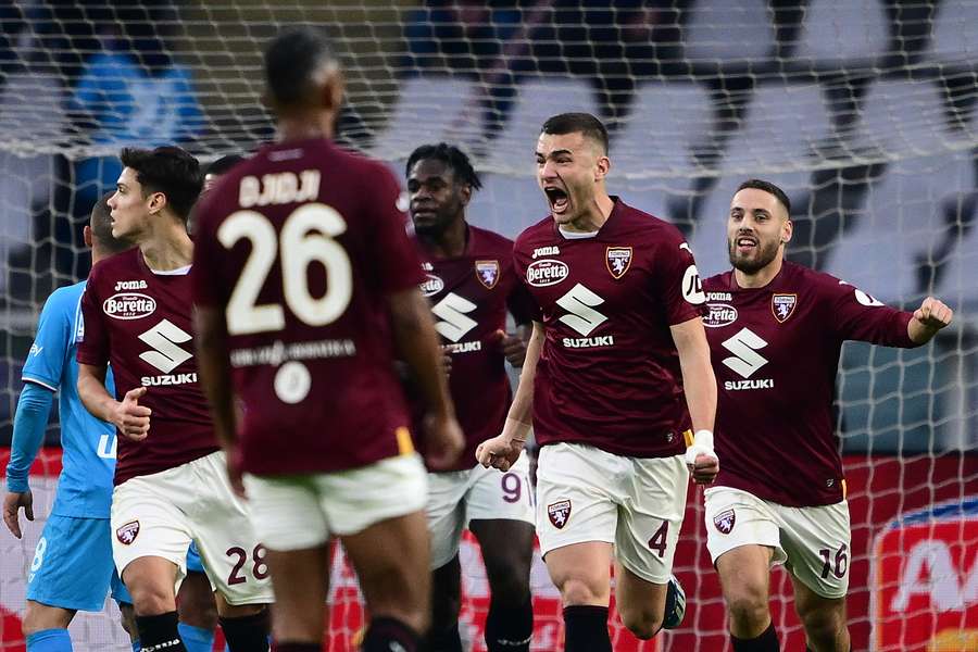 Alessandro Buongiorno van Torino viert het derde doelpunt tegen Napoli