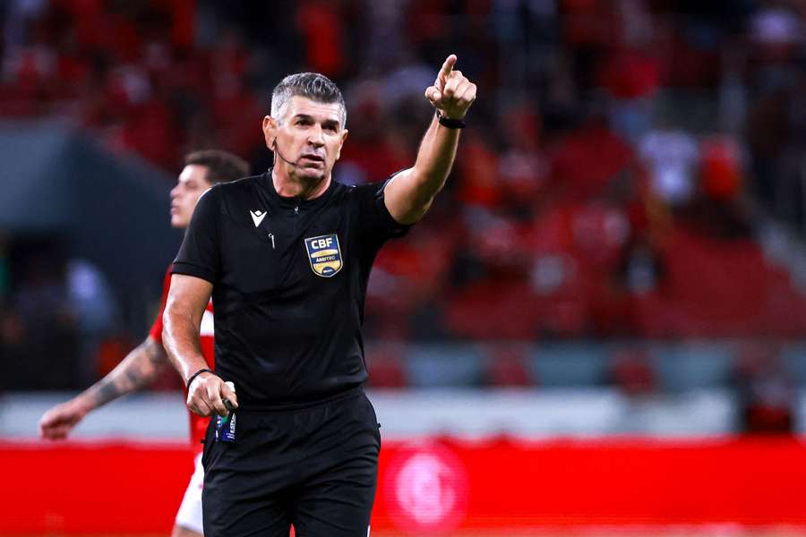 Marcelo de Lima Henrique, árbitro do jogo entre Internacional e Cruzeiro
