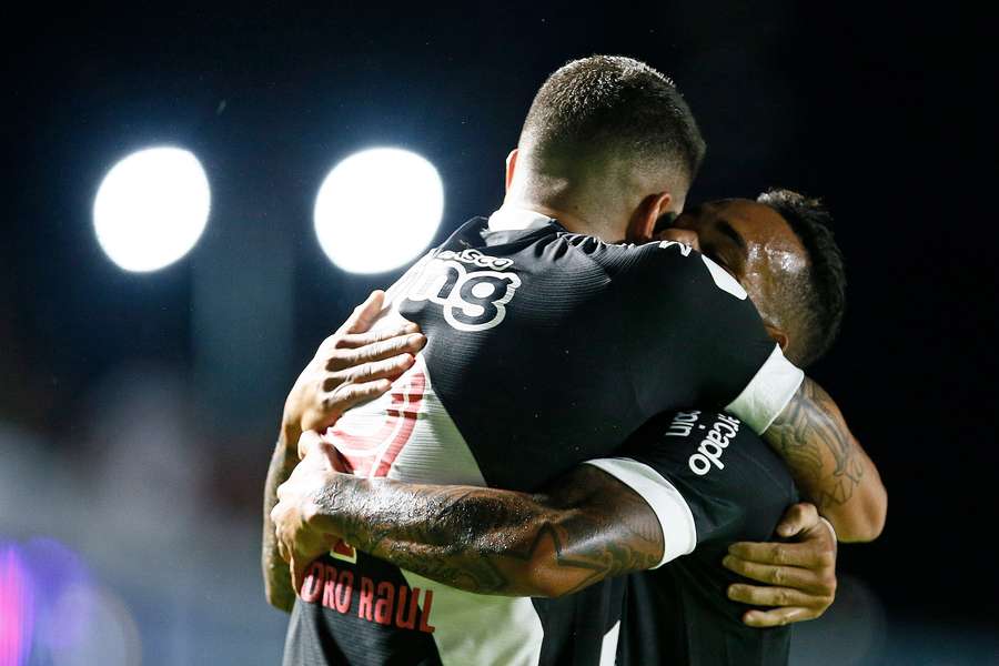 Dupla deu vantagem ao Vasco no primeiro tempo