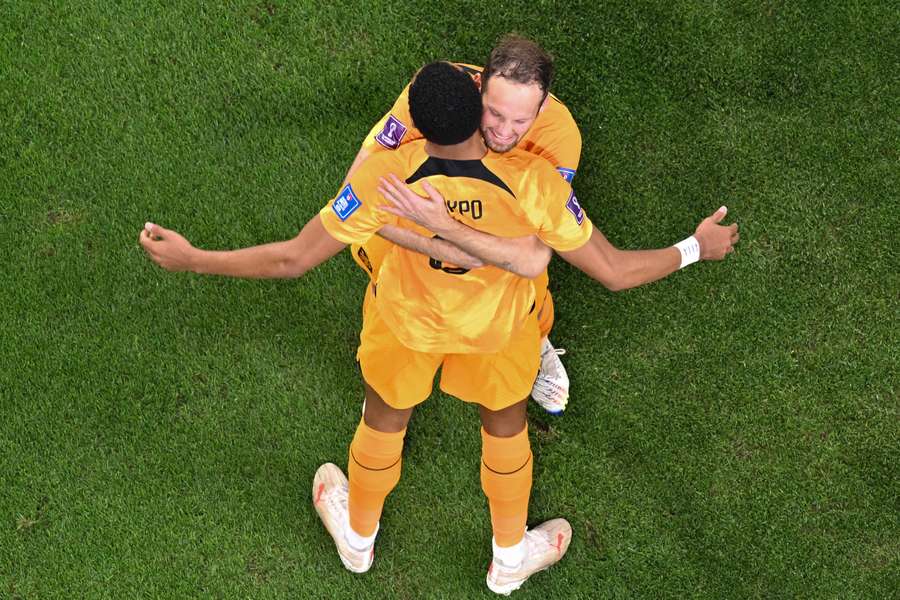 Daley Blind se abraza a Gakpo durante el pasado Mundial de Catar