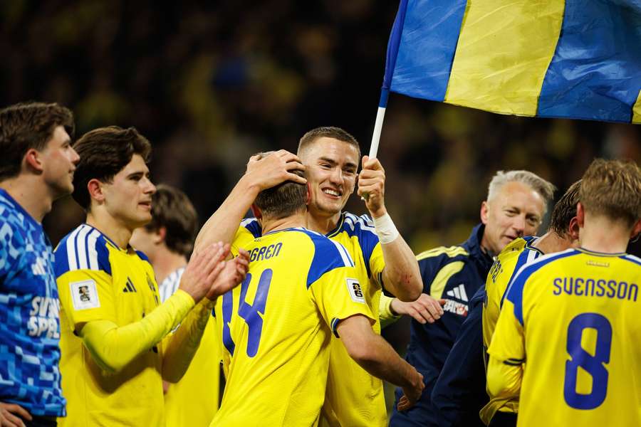 Sweden players celebrate qualification after beating Poland