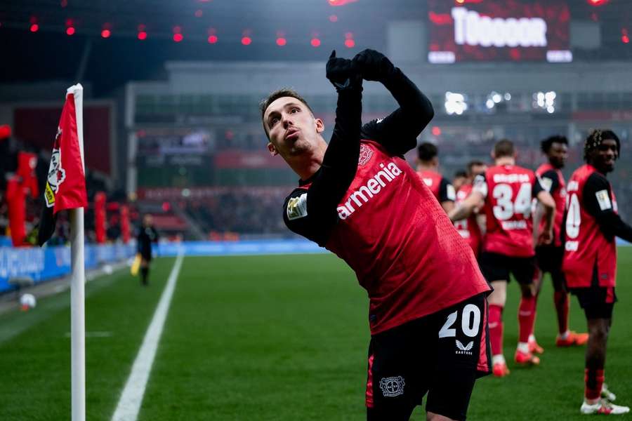 Grimaldo sostiene al Leverkusen.